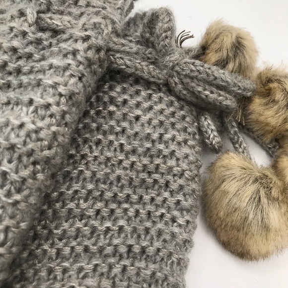 NWT H&M Women’s Grey Knit Mittens with Pom Poms - Picture 4 of 5